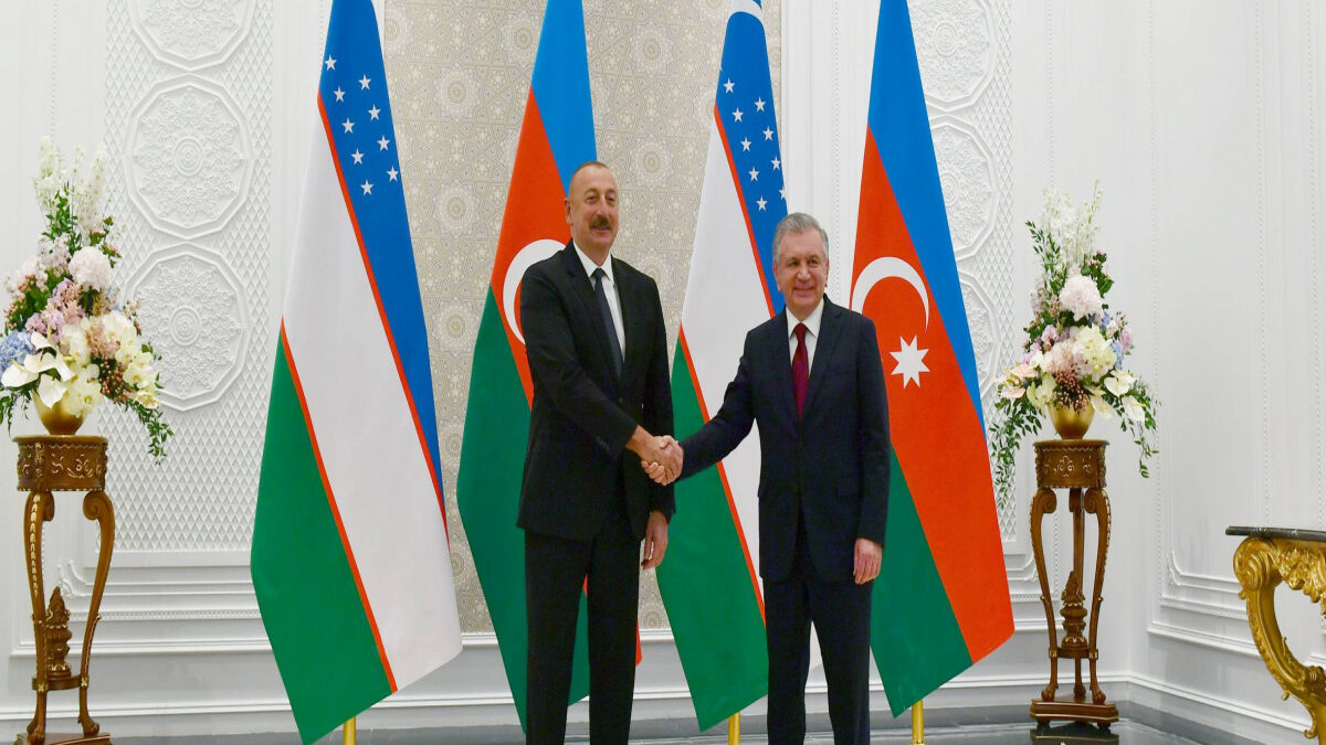 Шавкат Мирзиёев поздравил Президента Ильхама Алиева