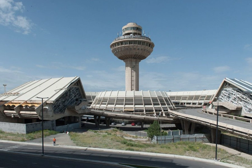 Ряд рейсов в ереванский аэропорт задерживаются из пяти стран