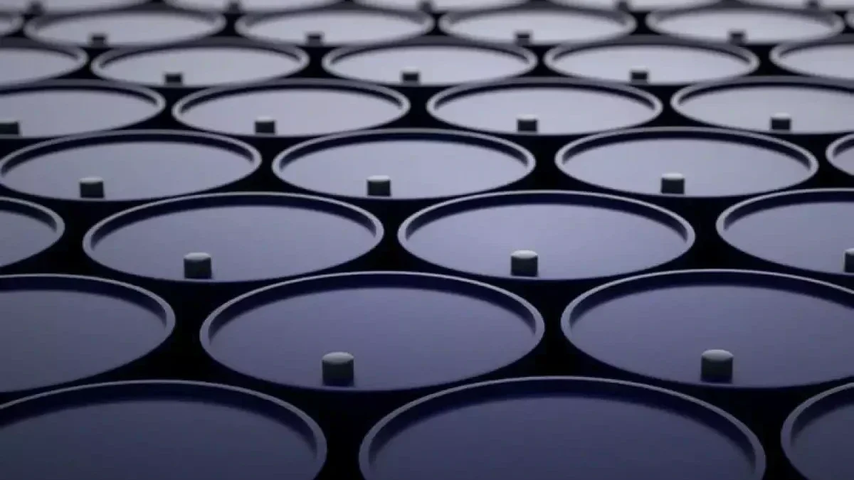 На мировых рынках нефть подешевела более чем на 2,5%