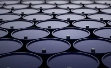 На мировых рынках нефть подешевела более чем на 2,5%