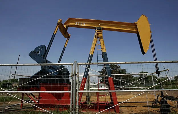 Венесуэла закрывает нефтяные скважины из-за блокады Трампа