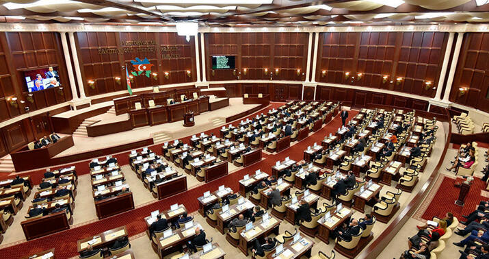 Началось заседание Милли Меджлиса