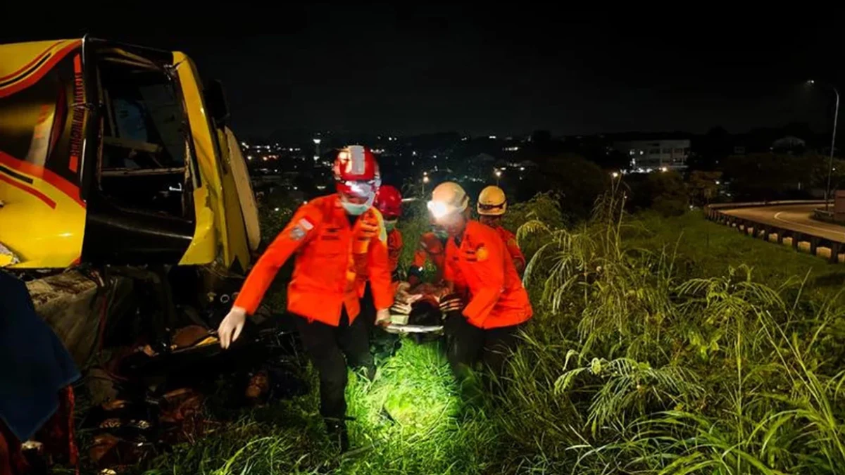 В Индонезии перевернулся пассажирский автобус: погибли не менее 16 человек