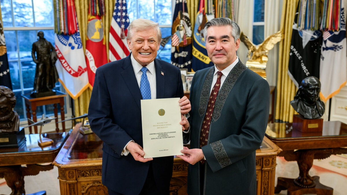 Новый посол Казахстана в США вручил верительные грамоты Трампу