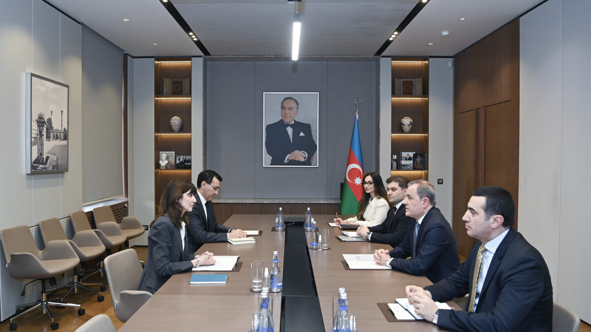 Джейхун Байрамов встретился с Владанкой Андреевой в связи с завершением ее дипломатической деятельности