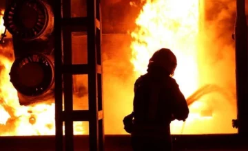 В Масазыре произошел пожар в многоэтажном жилом доме, один человек отравился