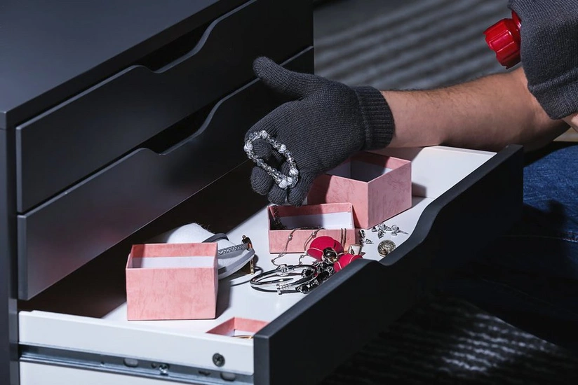 В Сабунчинском и Бинагадинском районах из домов совершена кража на 10 тысяч манатов