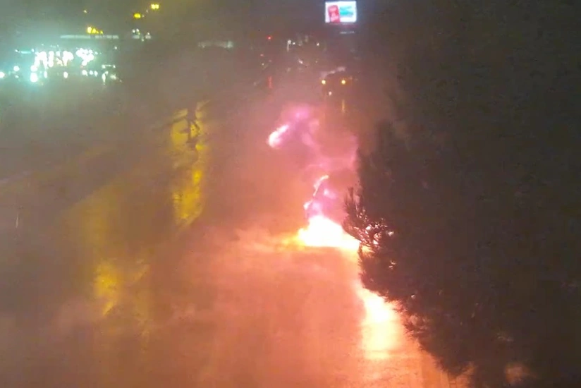 В Ясамальском районе сгорел автомобиль, образовалась пробка