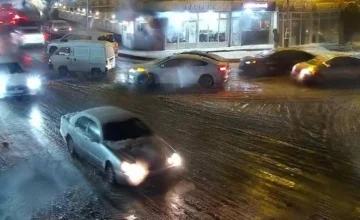 В Баку из-за снежной погоды затруднено движение транспорта на некоторых улицах