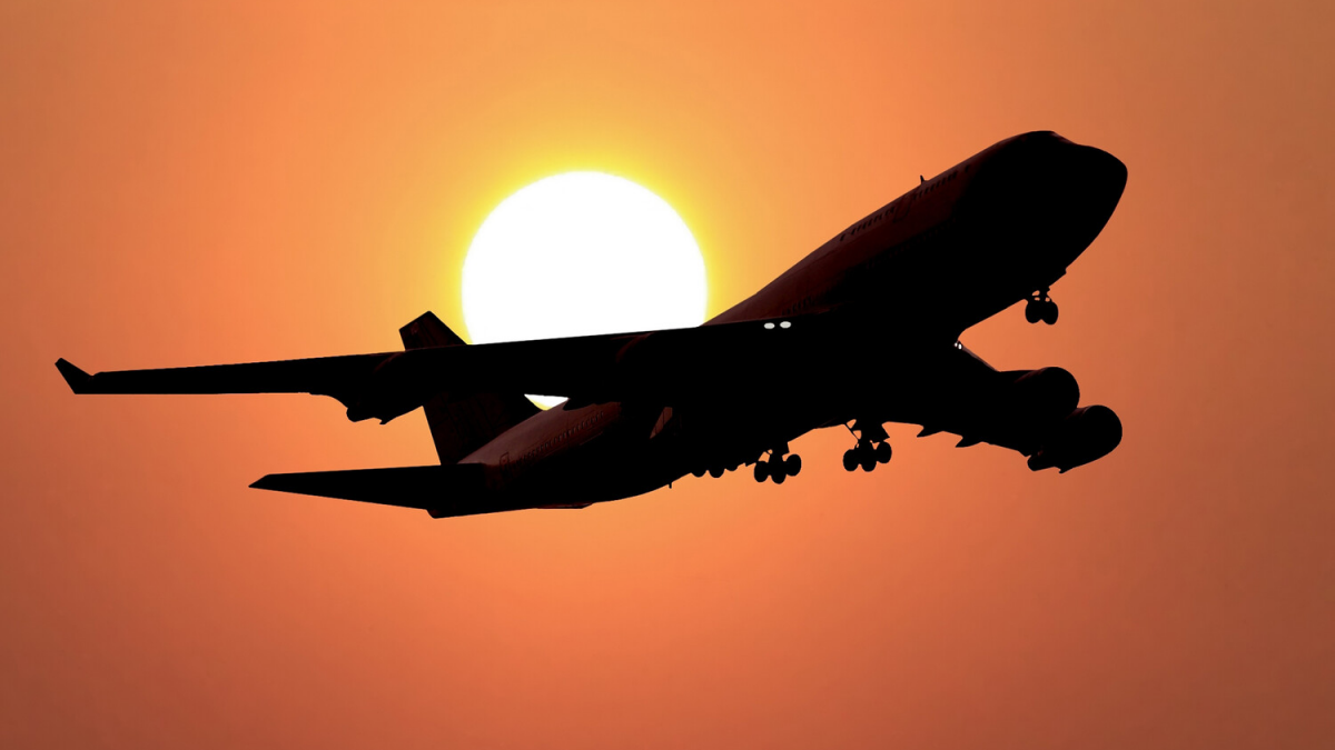 Подающий сигнал тревоги российский самолет готовится к экстренной посадке в Китае