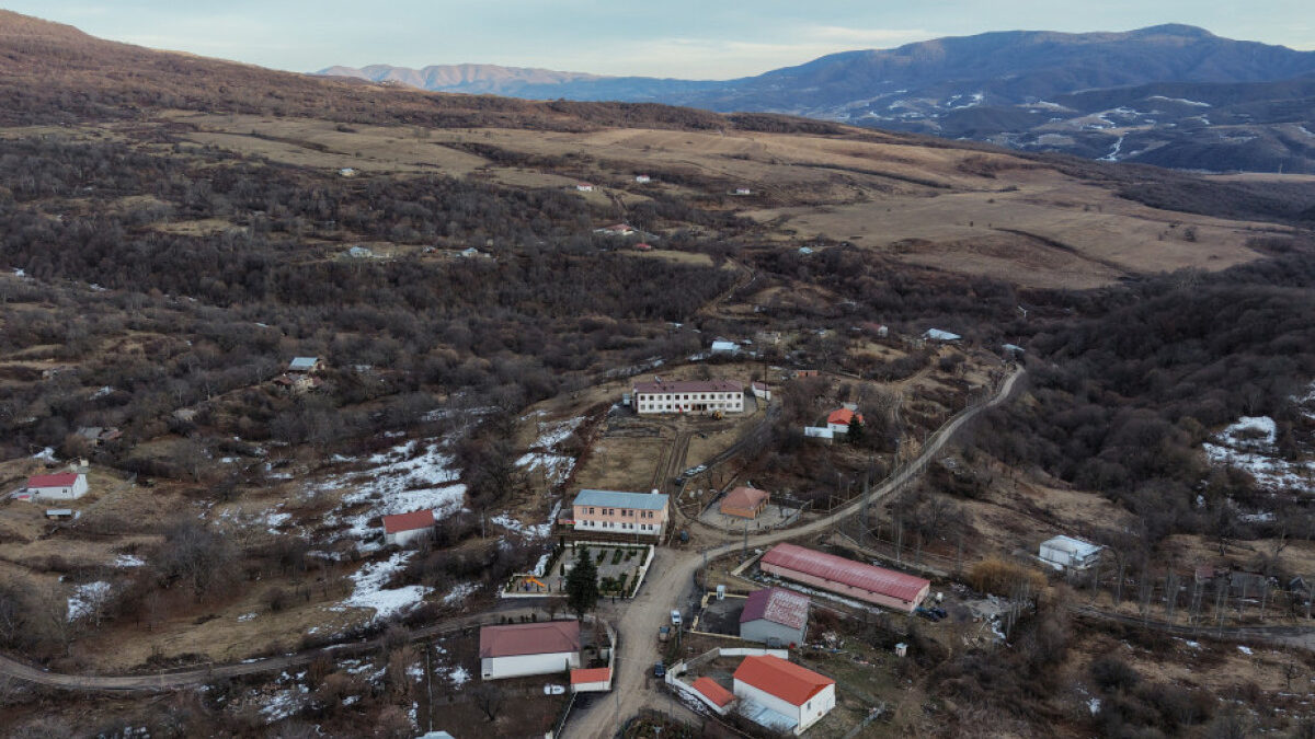 Ильхам Алиев ознакомился с работами, проделанными в селе Чапар Агдеринского района