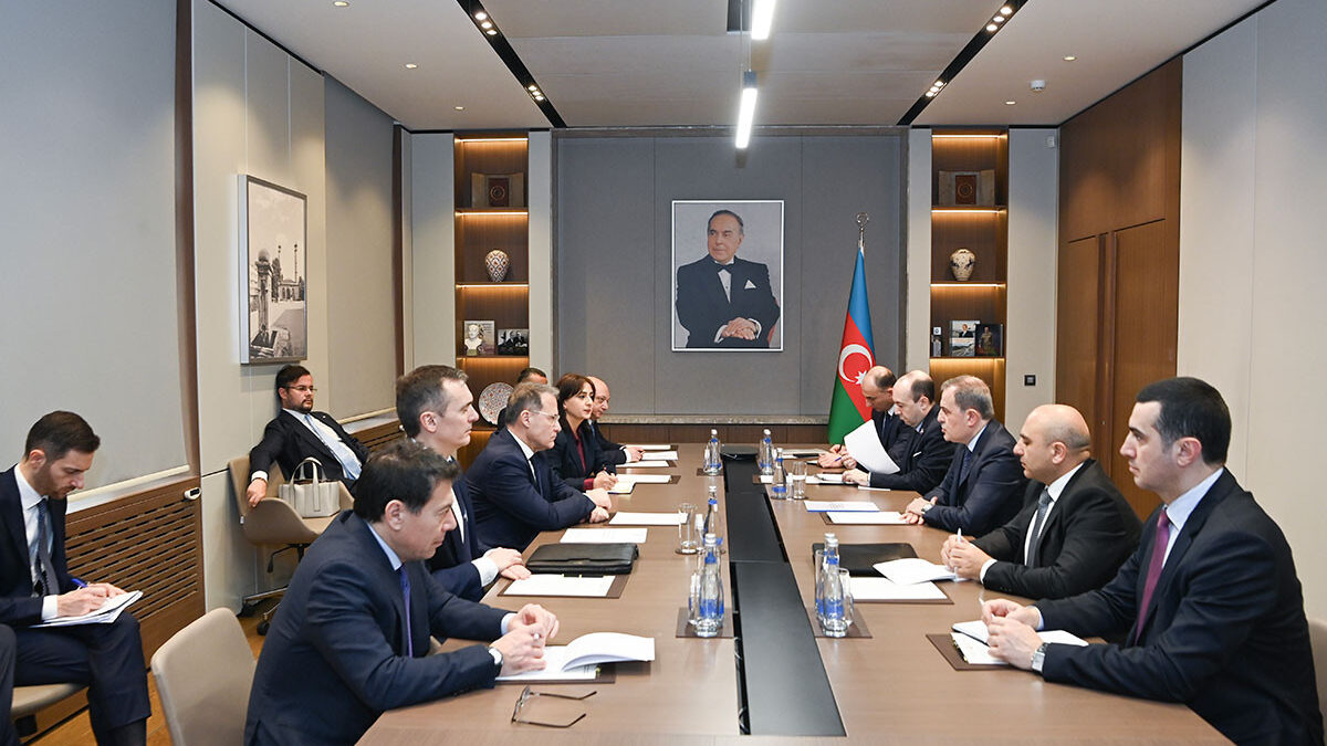 Джейхун Байрамов встретился с заместителем главы МИД Италии, проведены политические консультации