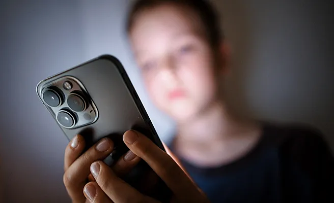 Во Франции запретили социальные сети для детей младше 15 лет