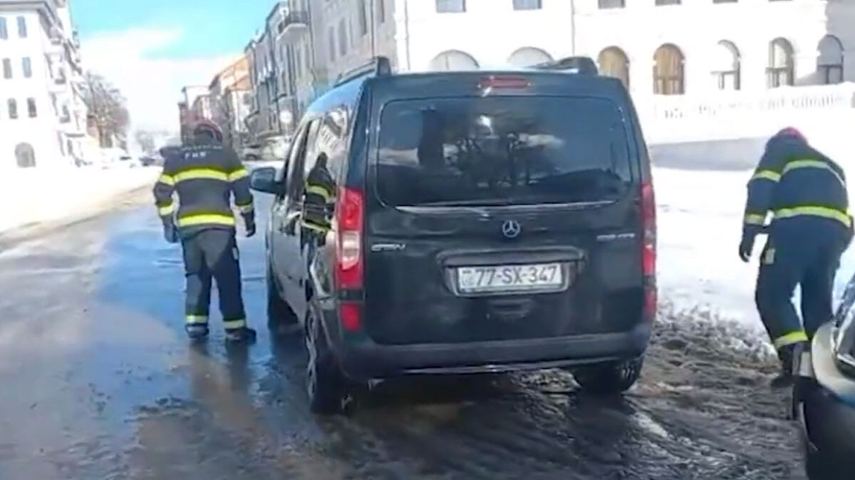 Оказана помощь людям, оказавшимся в беспомощном состоянии на обледенелых дорогах в Шуше, Ханкенди и Ходжавенде — ВИДЕО