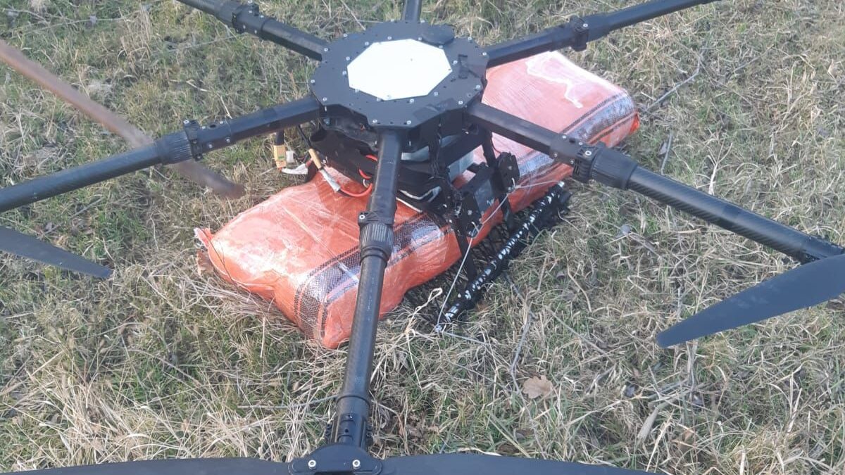 Из Ирана в Азербайджан хотели переправить наркотики с помощью дрона (ФОТО)