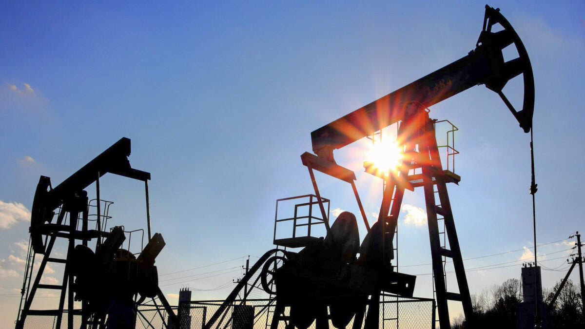 Цена на нефть приблизилась к 66 долларам