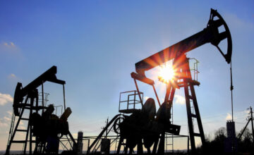 Цена на нефть приблизилась к 66 долларам