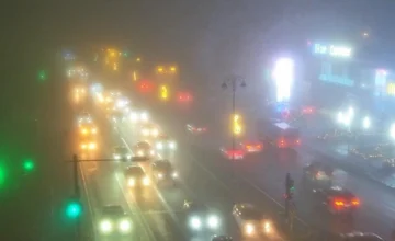 На Зыхском кругу — на дороге в Аэропорт снижен скоростной режим, на табло установлен знак «туманная погода»