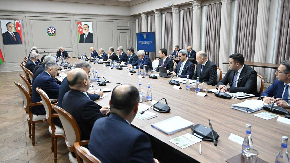 В Кабинете Министров состоялось заседание, посвященное экологической ситуации на Каспии и в Бакинской бухте, даны поручения