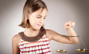 Определяется право детей на получение обеспечения в размере не менее прожиточного минимума