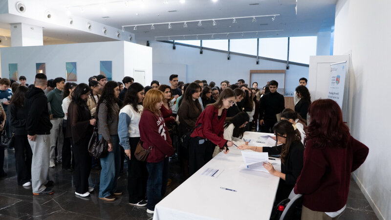 В рамках Волонтерской программы WUF13 проводятся тренинги для около тысячи участников