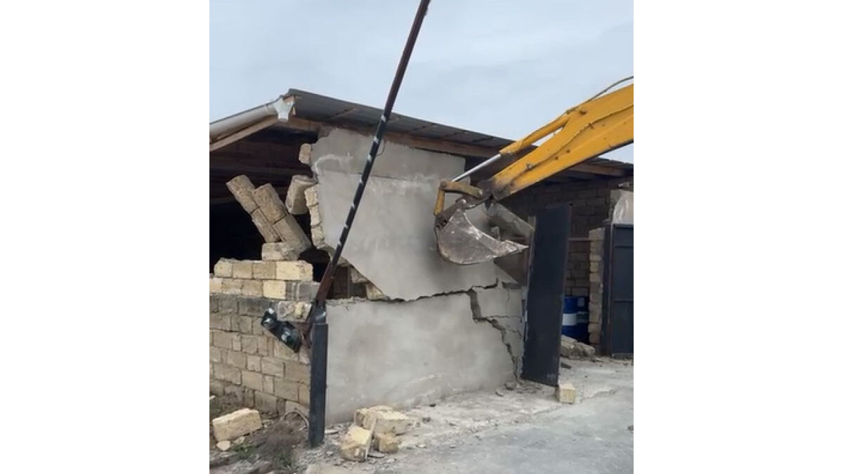 МЧС снесло незаконную постройку в Ходжасане – ВИДЕО