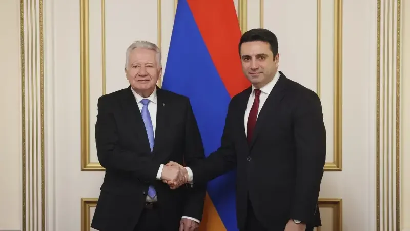 Армения и Венгрия обсудили мирный процесс
