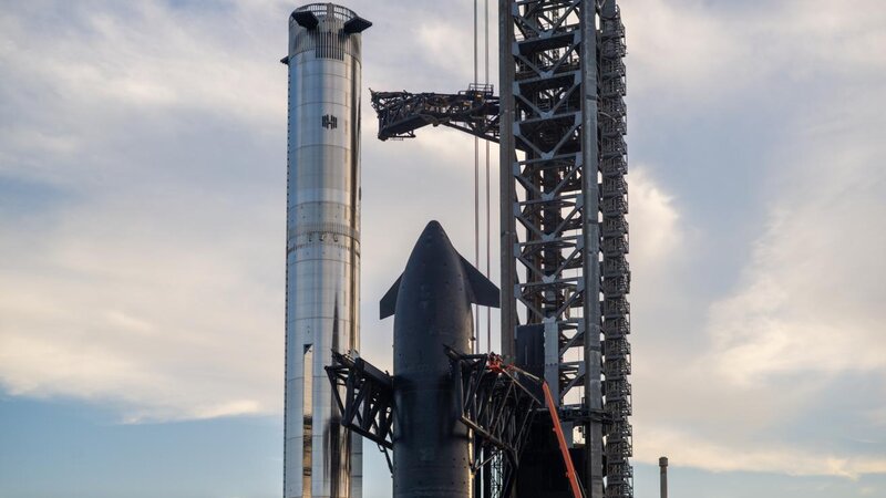 “SpaceX” планирует беспилотную посадку на Луну в 2027 году