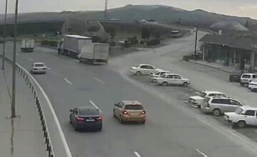 Два грузовика столкнулись, 1 человек пострадал – ВИДЕО