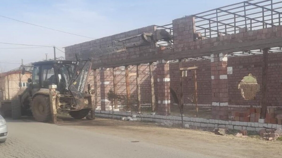 В Физули снесено незаконное строение – ВИДЕО