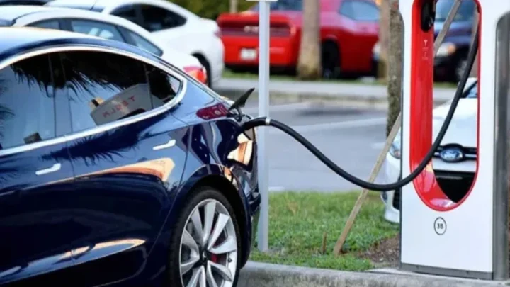 Объявлены показатели по импорту электромобилей и гибридных автомобилей