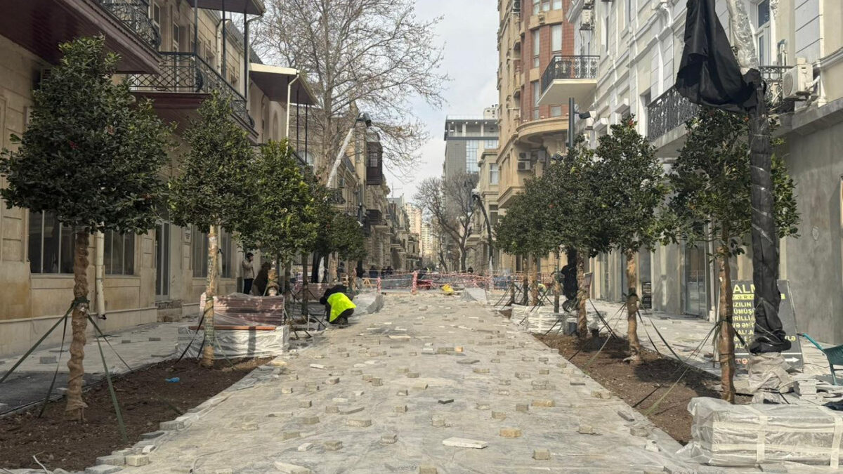 БГСИ: На улице Ислама Сафарли продолжаются работы по благоустройству и строительству