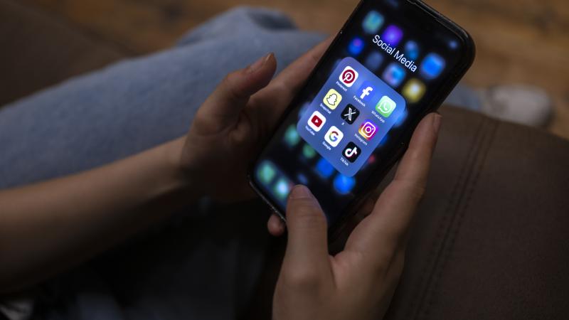 “Instagram” и “YouTube” предстали перед судом по обвинению в зависимости