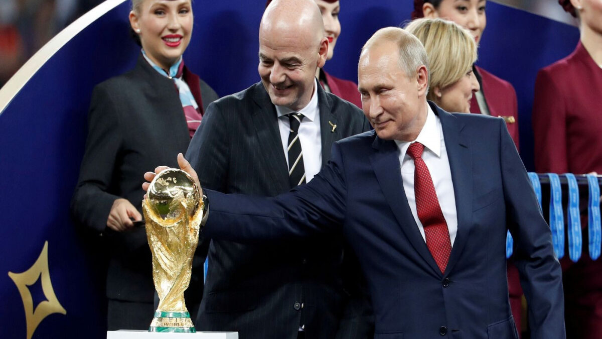 Президент ФИФА поддержал снятие запрета с России