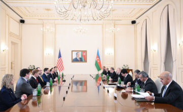 Началась встреча Президента Ильхама Алиева с Джеймсом Дэвидом Вэнсом в расширенном составе