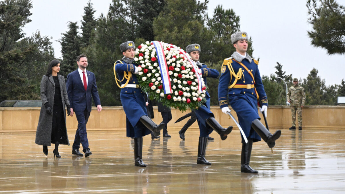 Вице-президент США вместе с супругой посетили Аллею шехидов