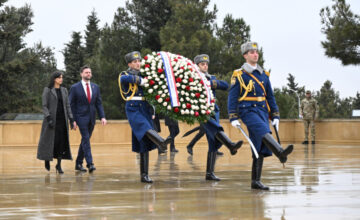 Вице-президент США вместе с супругой посетили Аллею шехидов