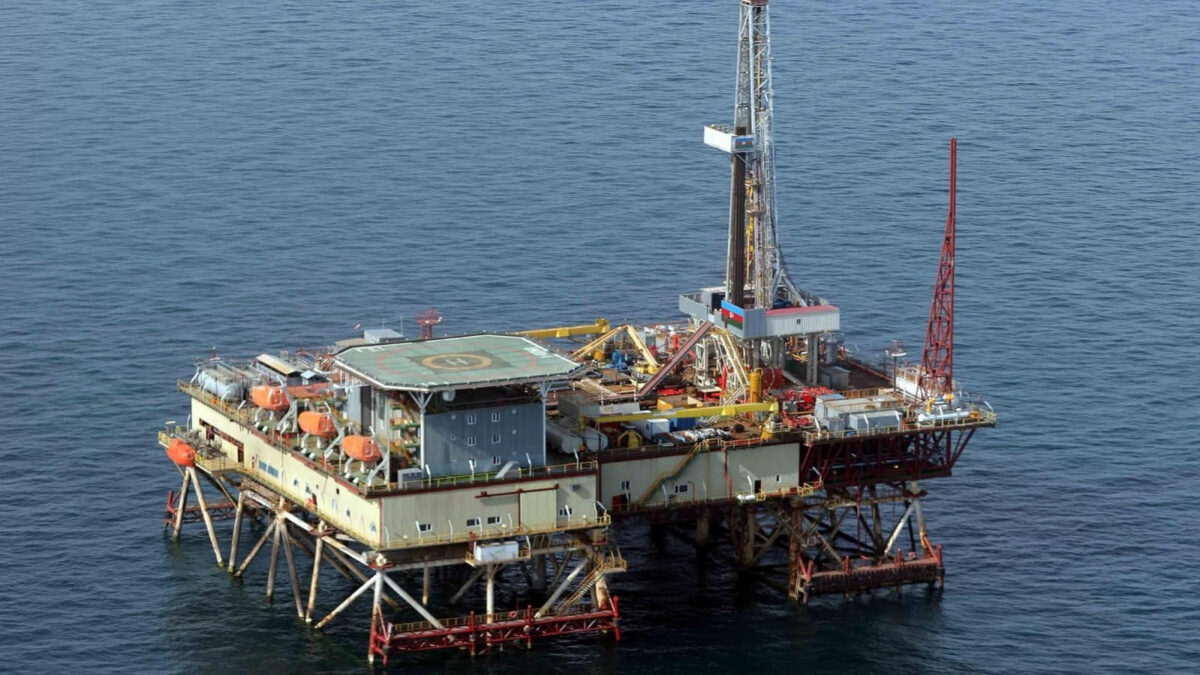 Цена на азербайджанскую нефть упала ниже 70 долларов