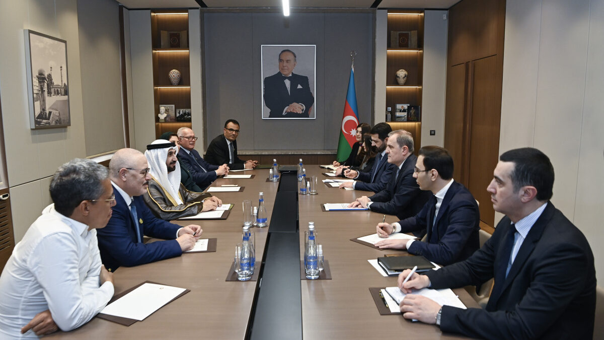 Джейхун Байрамов встретился с делегацией во главе с президентом Арабского парламента