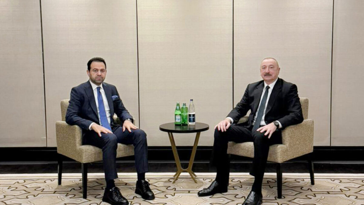 Президент встретился с генеральным секретарем Совета мусульманских старейшин в Абу-Даби