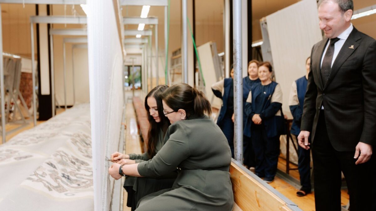 Лейла Алиева приняла участие в церемонии разрезания круглого ковра, сотканного для Шушинской мечети