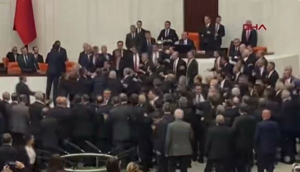 Турецкие депутаты подрались на церемонии присяги