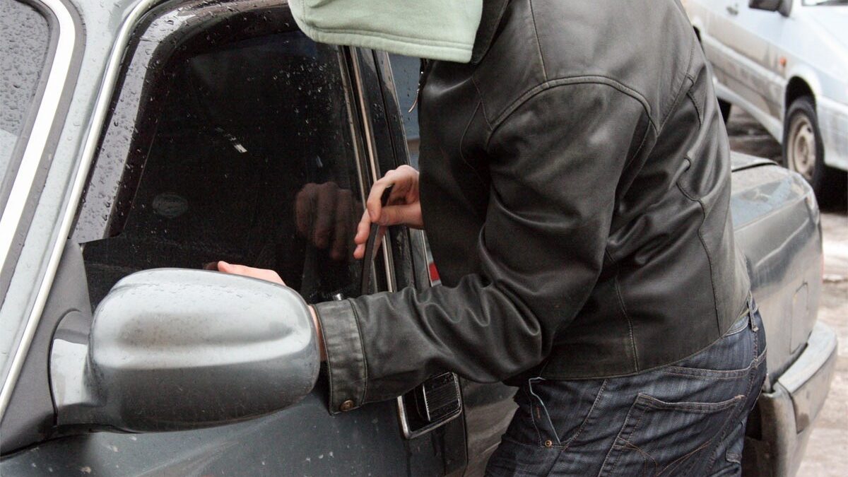 В Абшероне из грузовика украли полтонны топлива