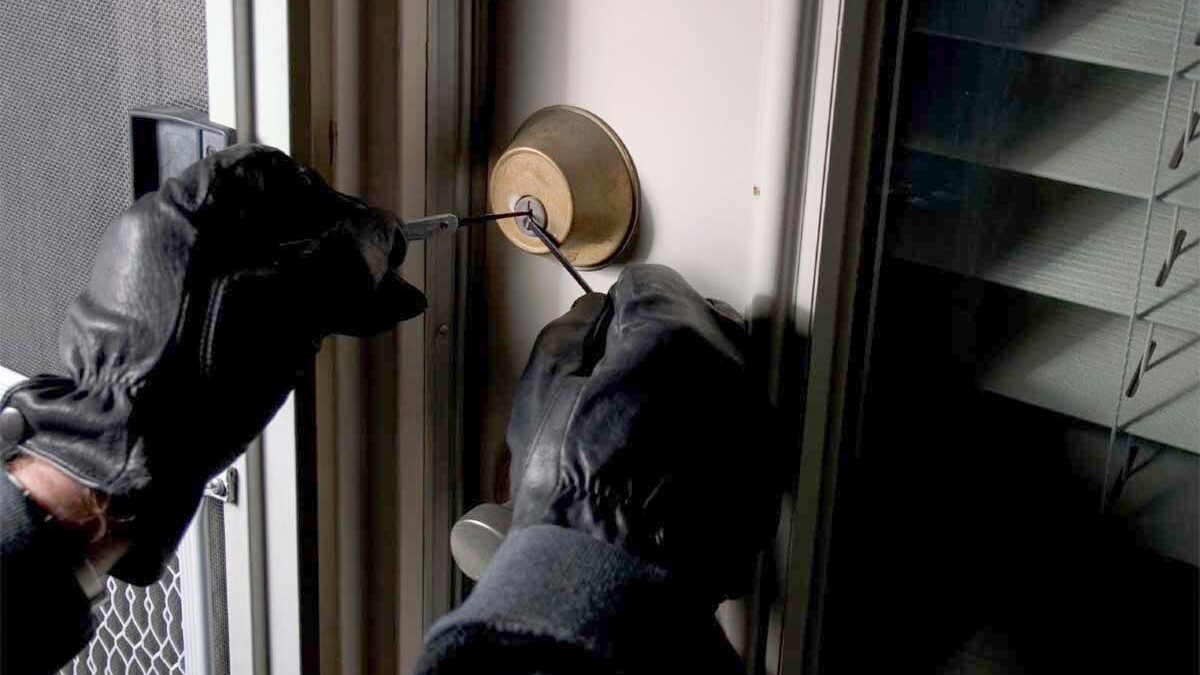 Задержан человек, совершавший серийные кражи из домов