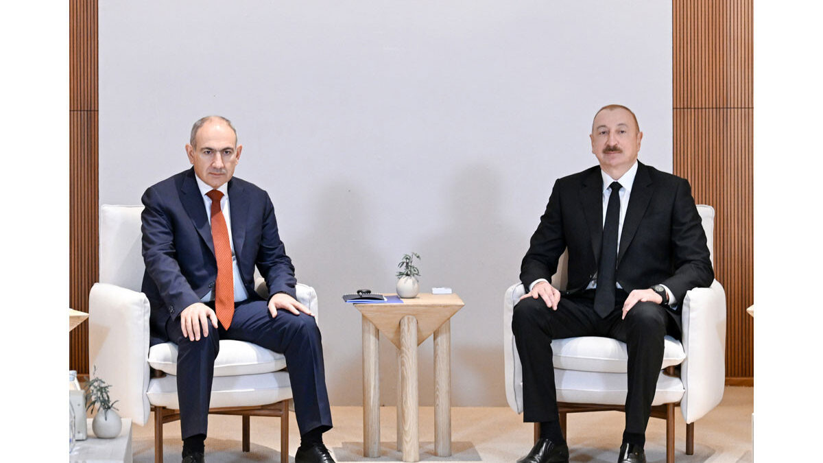 В Абу-Даби проходит встреча президента Азербайджана Ильхама Алиева с премьер-министром Армении в расширенном составе – ФОТО