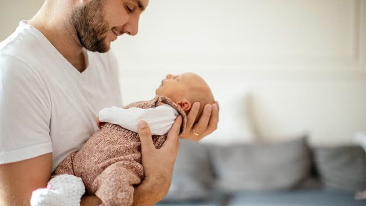 В Азербайджане примерно 100 мужчинам предоставлен оплачиваемый отцовский отпуск