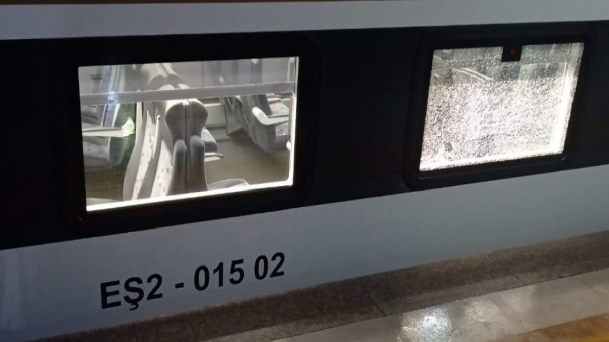 ADY раскрыла количество случаев бросания камней в пассажирские поезда