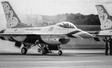 Франция разрешила размещение самолетов США на своих базах