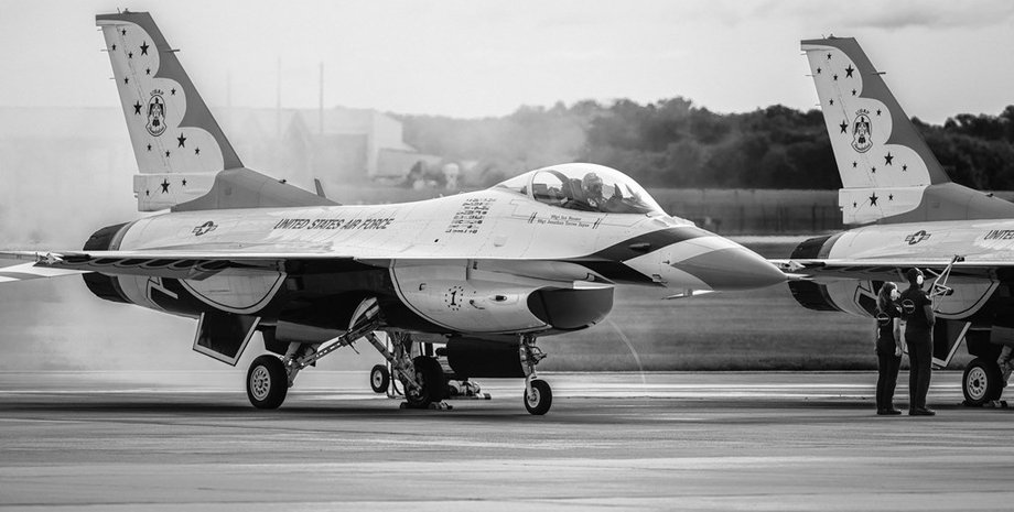 Франция разрешила размещение самолетов США на своих базах