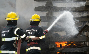 В Сальяне машина врезалась в объект и загорелась